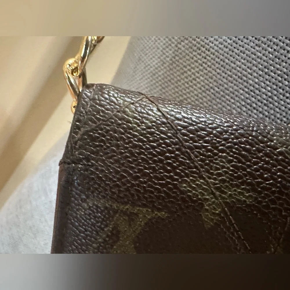 LOUIS VUITTON
Sarah leather wallet w/unbranded chain - Picture 5 of 12